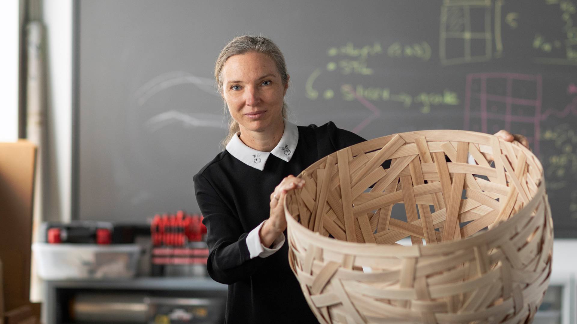 Sigrid Adriaenssens拿着一个编织篮。