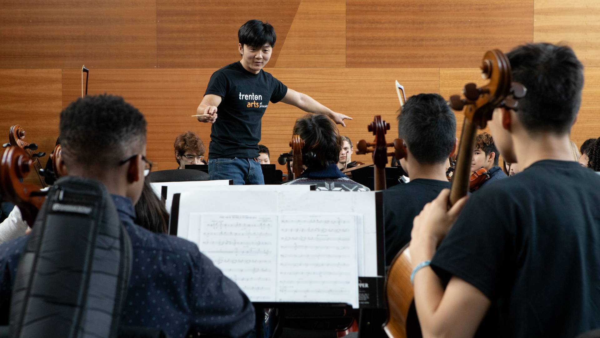 Lou Chen conducts