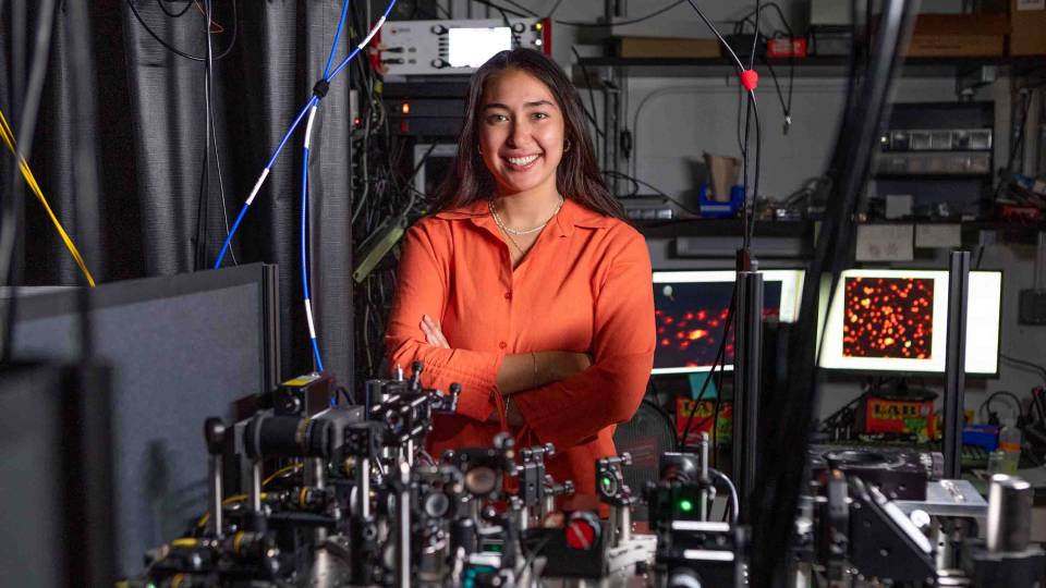 Elisabeth Rülke smiling in the lab