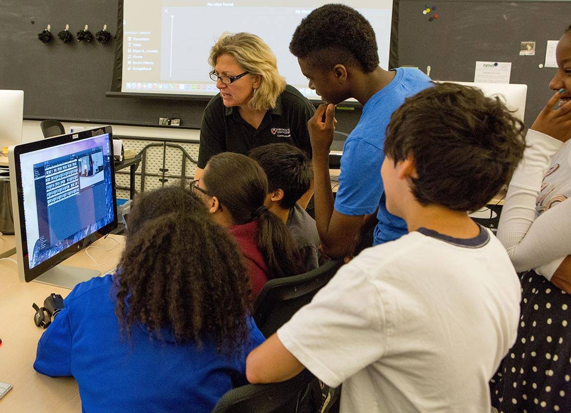 Community House STEAM Camp Denise Applewhite with students