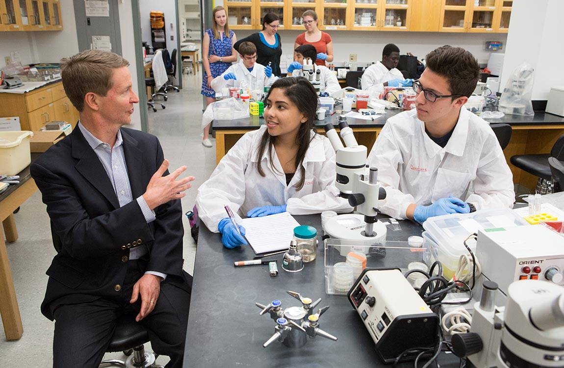 Freshman Scholars Institute (FSI) in lab