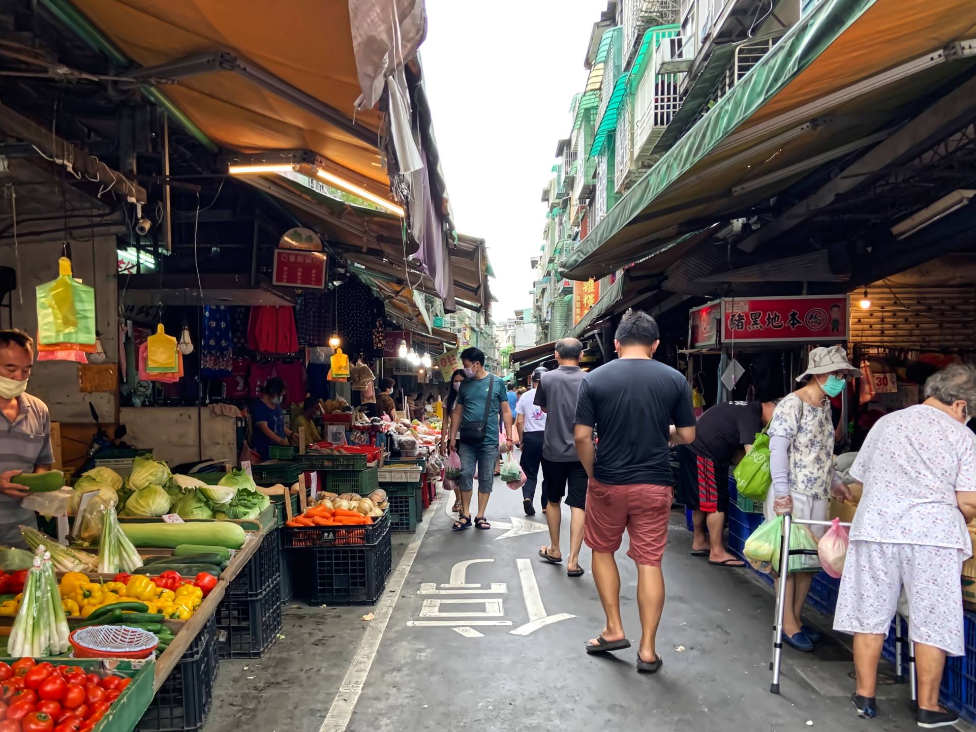 A better understanding of 'wet markets' is key to safeguarding human health  and biodiversity