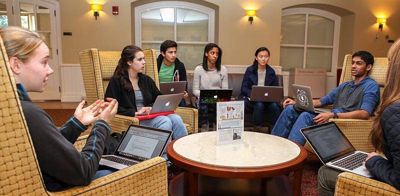 Freshman Seminar Smart Bandaid group discussion